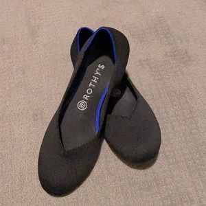 Rothy’s brand style the flat in black